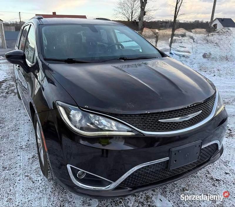 Używany Chrysler Pacifica 2017 Granatowy Minivan
