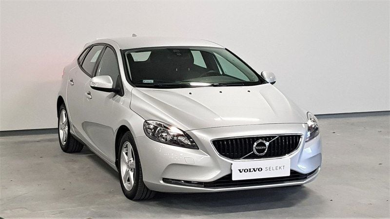 Używany Volvo V40 150 KM (110 kW) 2017 Srebrny Kombi