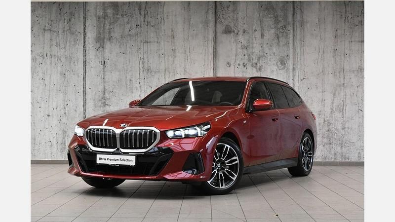 Czerwony fire red metalizowany Używany 2025 BMW 520 Shadowline Kombi | 264 700 zł (Super Cena) - Obraz 1/3
