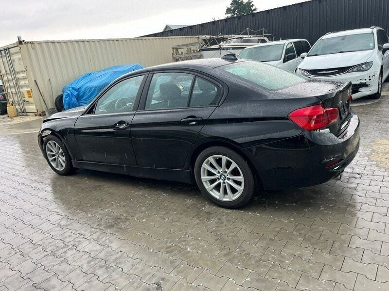 Czarny (metalik) Używany 2018 BMW 320 Sedan/Limuzyna | 52 900 zł - Obraz 1/4