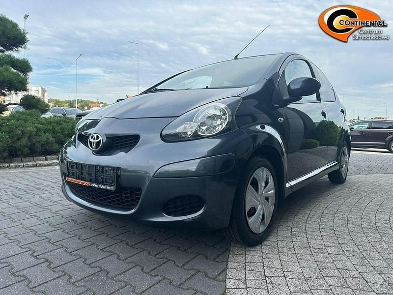 Szary (metalik) Używany 2011 Toyota Aygo Hatchback | 17 900 zł (Uczciwa cena) - Obraz 1/4