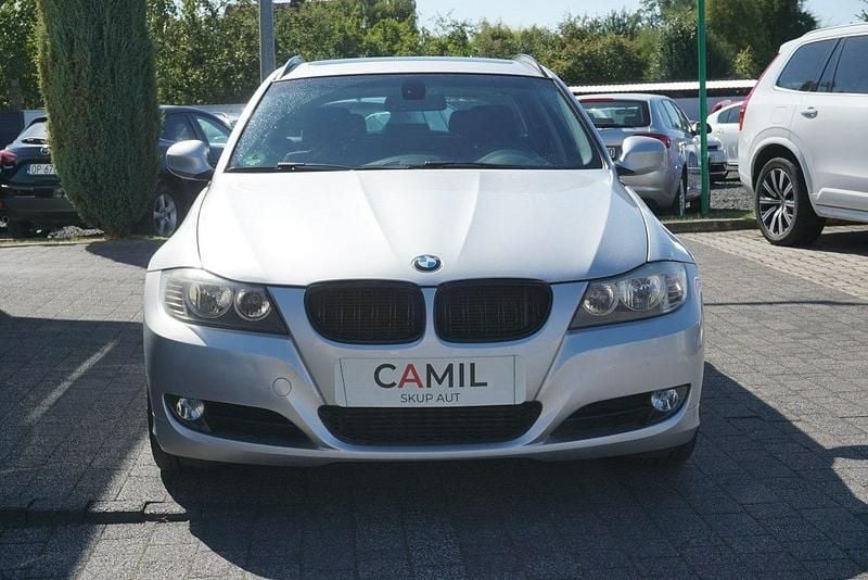 Srebrny (metalik) Używany 2012 BMW 318 Kombi | 29 600 zł (Dobra cena) - Obraz 1/2