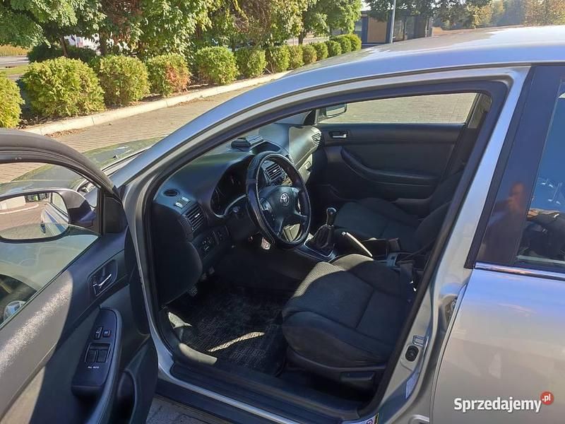 Srebrny Używany 2003 Toyota Avensis Sedan/Limuzyna | 6000 zł (Uczciwa cena) - Obraz 1/4