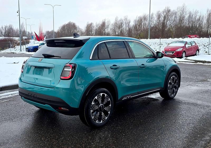 Nowe Fiat 600E La Prima 114 kW (156 KM) 2025 Lakier metalizowany lazurowy acqua Hatchback