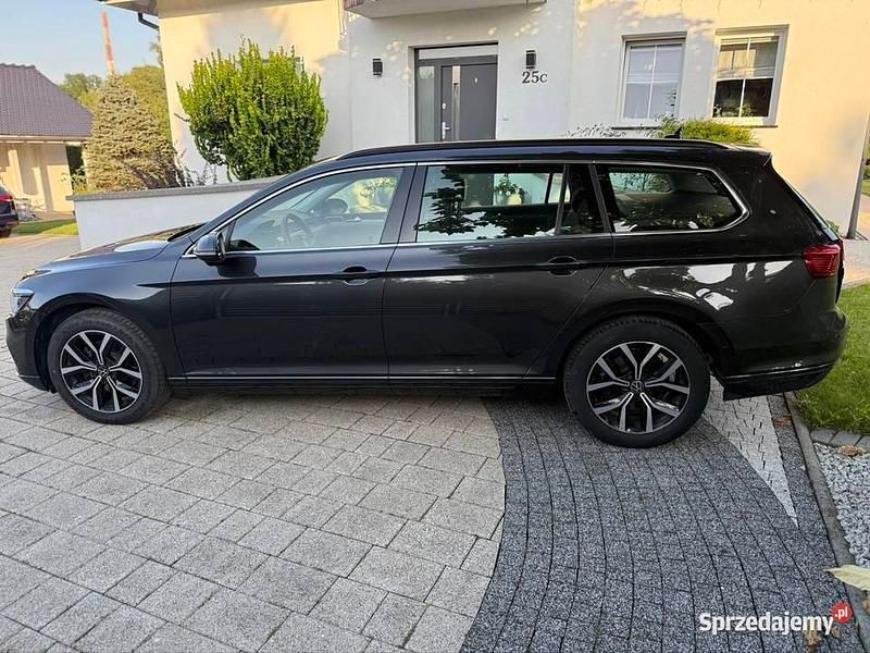 Grafitowy Używany 2023 VW Passat Kombi | 72 900 zł - Obraz 1/4