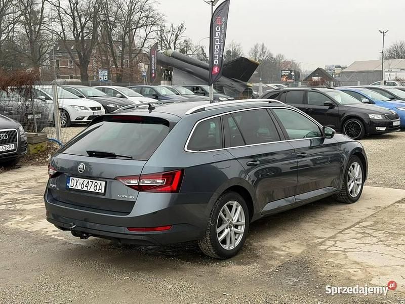 Używany Skoda Superb 120 KM (88 kW) 2016 Szary Kombi