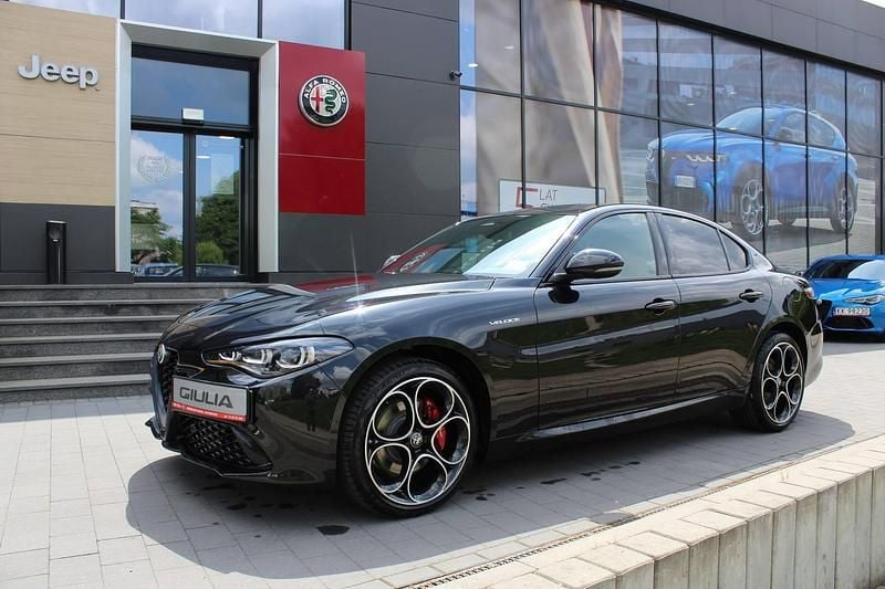Lakier metalizowany czarny volcano black Nowe 2025 Alfa Romeo Giulia Veloce Sedan/Limuzyna | 228 900 zł (Uczciwa cena) - Obraz 1/4