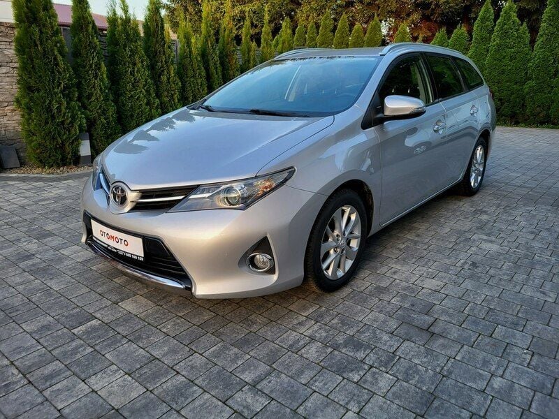 Używany Toyota Auris 90 KM (66 kW) 2013 Srebrny (metalik) Sedan/Limuzyna
