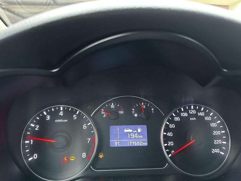 Używany Kia Carens 2015 Biały Minivan