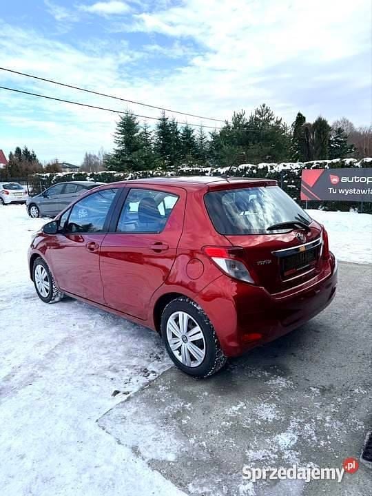 Używany Toyota Yaris 2012 Bordowy Hatchback