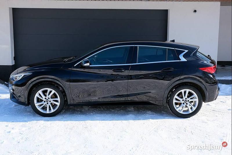 Używany Infiniti Q30 110 KM (80 kW) 2016 Fioletowy Hatchback