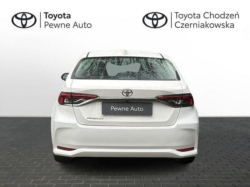 Używany Toyota Corolla Comfort 125 KM (91 kW) 2021 Biały Sedan/Limuzyna