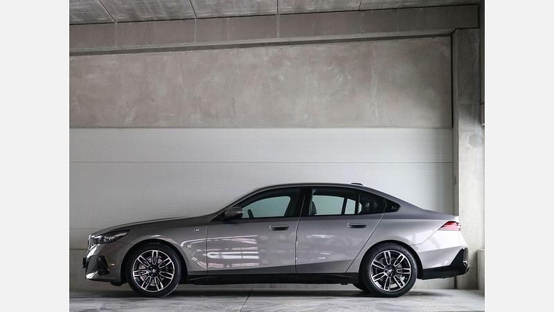 Używany BMW 520 Comfort Edition 197 KM (144 kW) 2025 Szary oxide metalizowany Sedan/Limuzyna