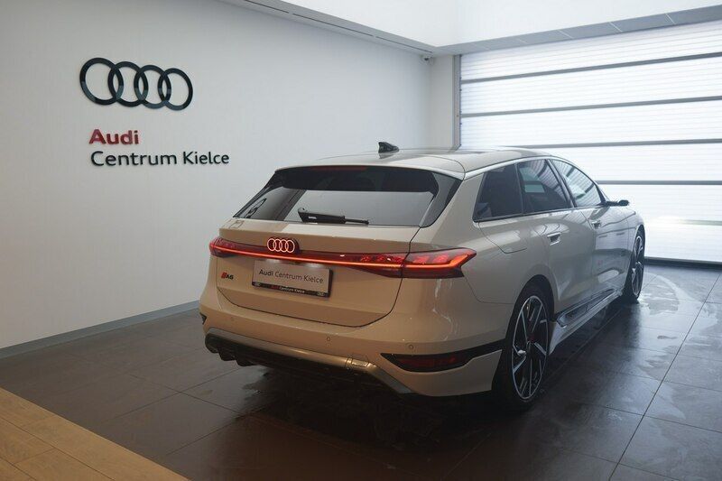 Używany Audi e-tron 269 kW (367 KM) 2024 Beżowy (metalik, perła) SUV