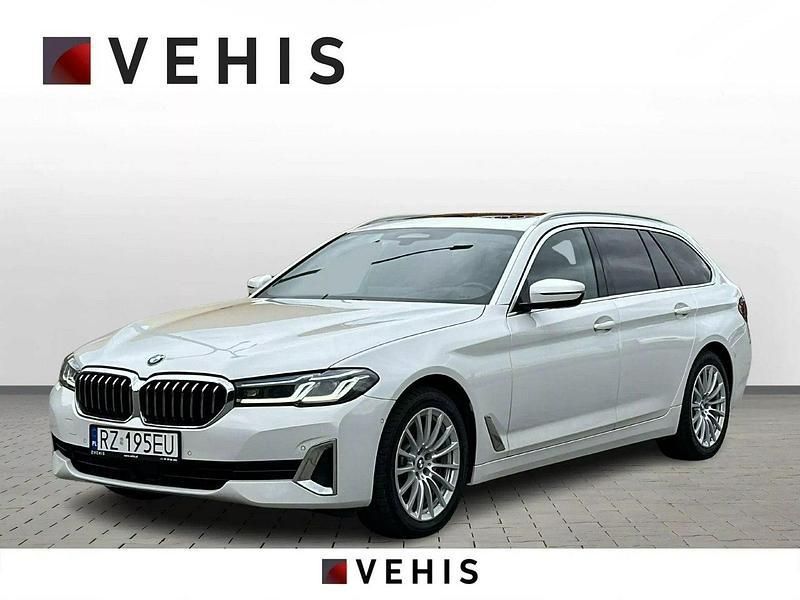 Biały Używany 2021 BMW 520 Kombi | 115 900 zł - Obraz 1/4