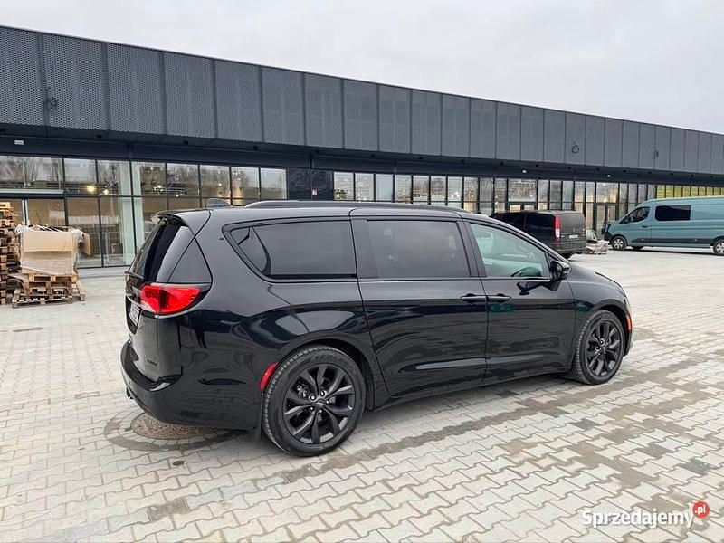 Używany Chrysler Pacifica Limited 2020 Czarny Minivan