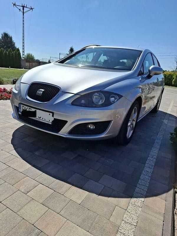 Srebrny Używany 2011 Seat Leon Hatchback | 17 800 zł - Obraz 1/4