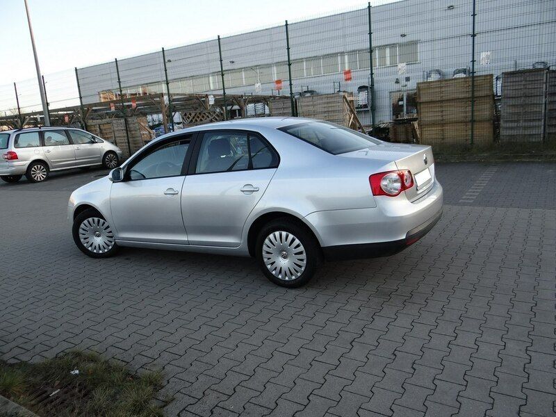 Używany VW Jetta 105 KM (77 kW) 2006 Srebrny Sedan/Limuzyna