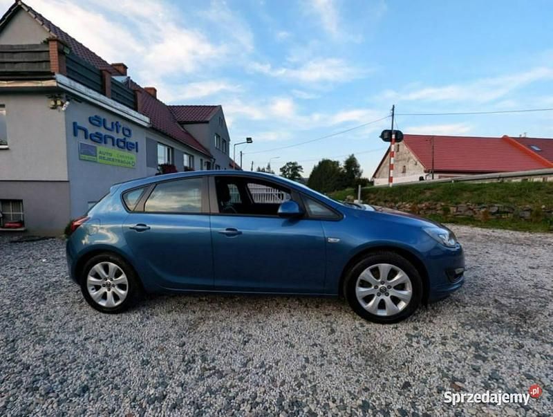 Niebieski jasny (metalik) Używany 2015 Opel Astra Hatchback | 25 900 zł (Dobra cena) - Obraz 1/4