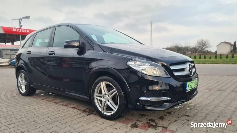 Czarny Używany 2016 Mercedes B250e Minivan | 49 900 zł - Obraz 1/4