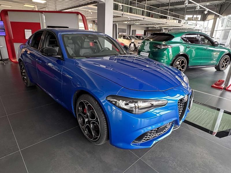 Nowe Alfa Romeo Giulia Veloce 280 KM (205 kW) 2025 Lakier metalizowany niebieski  misano blue Sedan/Limuzyna
