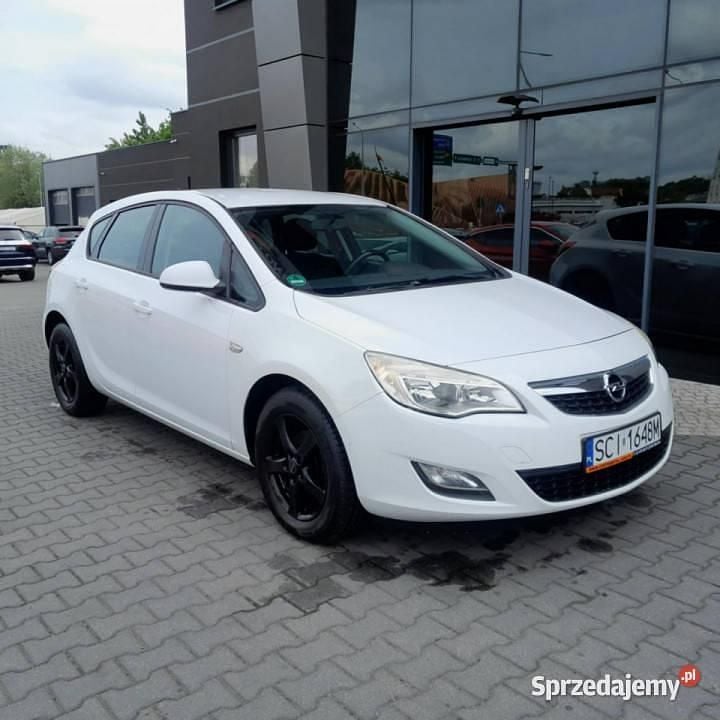 Biały Używany 2010 Opel Astra Hatchback | 17 900 zł (Uczciwa cena) - Obraz 1/4