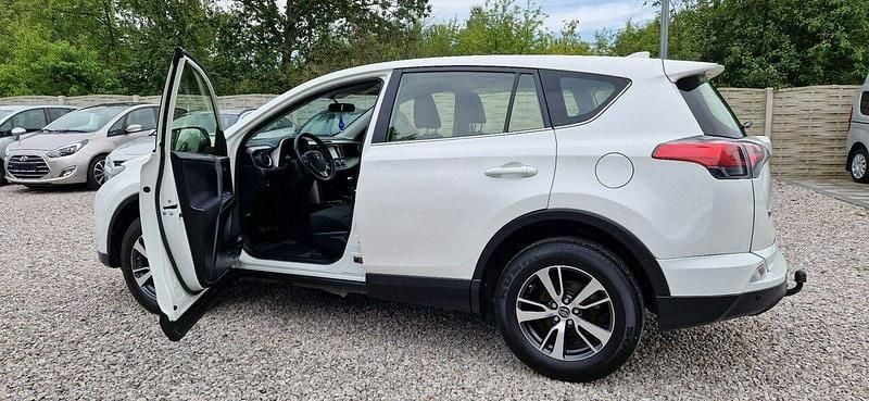 Używany Toyota RAV4 143 KM (105 kW) 2017 Biały SUV