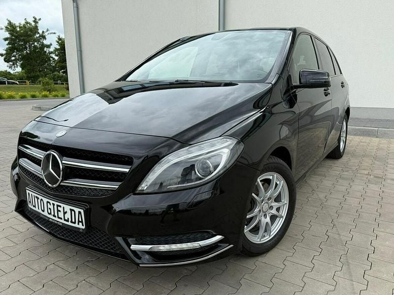 Używany Mercedes B180 122 KM (89 kW) 2013 Czarny Minivan