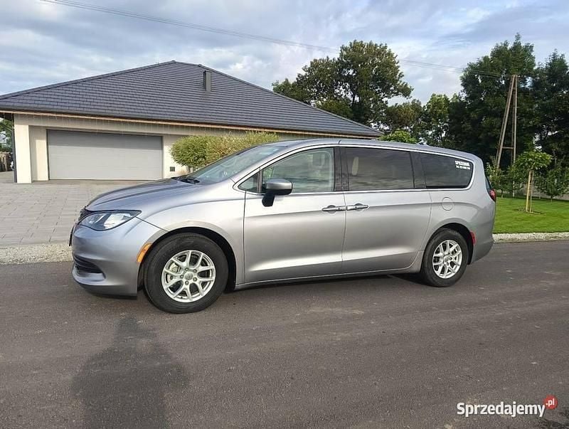 Srebrny Używany 2017 Chrysler Pacifica Minivan | 70 900 zł (Super Cena) - Obraz 1/4