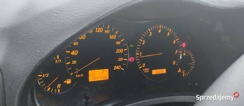 Używany Toyota Avensis T2 129 KM (94 kW) 2004 Srebrny Sedan/Limuzyna