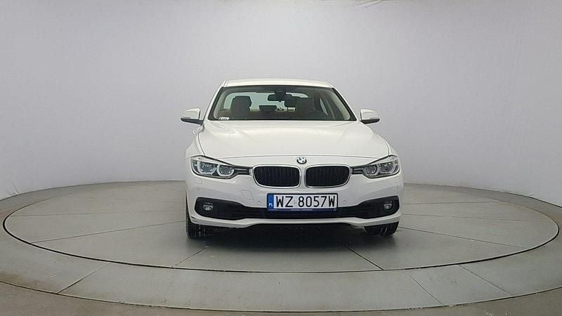 Używany BMW 320 Advantage 184 KM (135 kW) 2018 Biały Sedan/Limuzyna