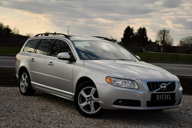Używany Volvo V70 205 KM (150 kW) 2010 Srebrny (metalik, perła) Kombi