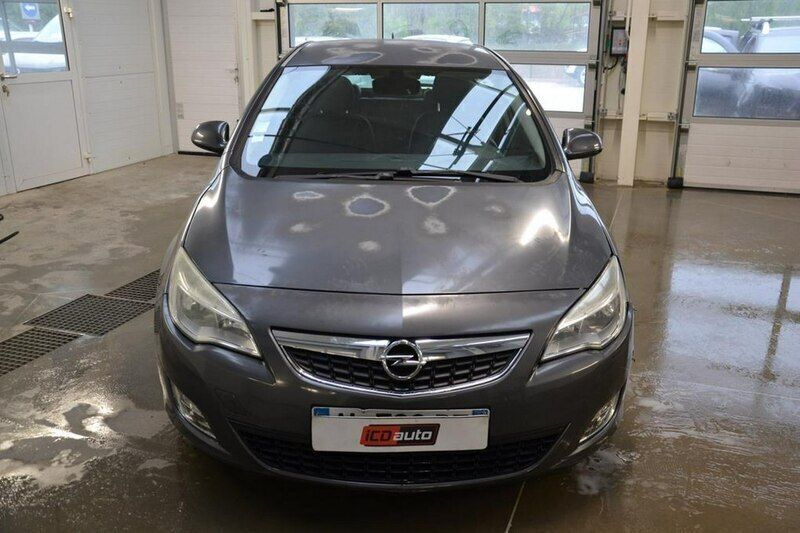 Używany Opel Astra 125 KM (91 kW) 2010 Szary Hatchback