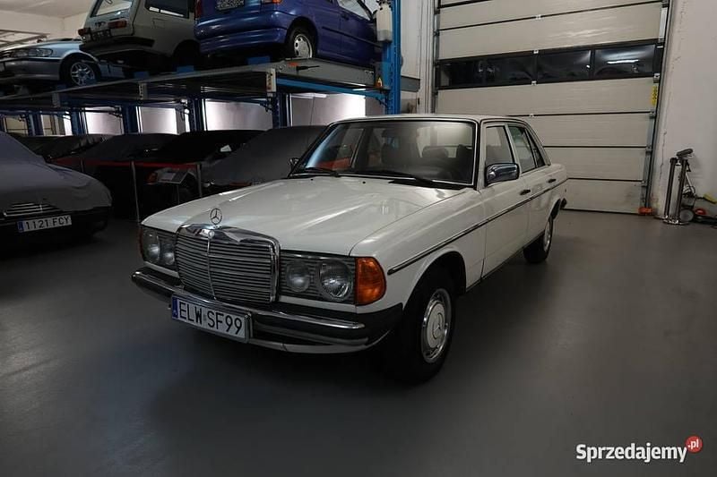 Biały Używany 1977 Mercedes E300 Sedan/Limuzyna | 52 000 zł - Obraz 1/4