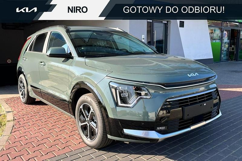 Zielony ciemny (metalik) Nowe 2025 Kia Niro SUV | 144 900 zł (Dość drogi) - Obraz 1/4