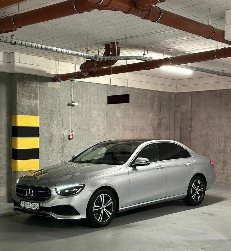 Srebrny Używany 2022 Mercedes E220 Avantgarde Sedan/Limuzyna | 191 000 zł (Drogi) - Obraz 1/4