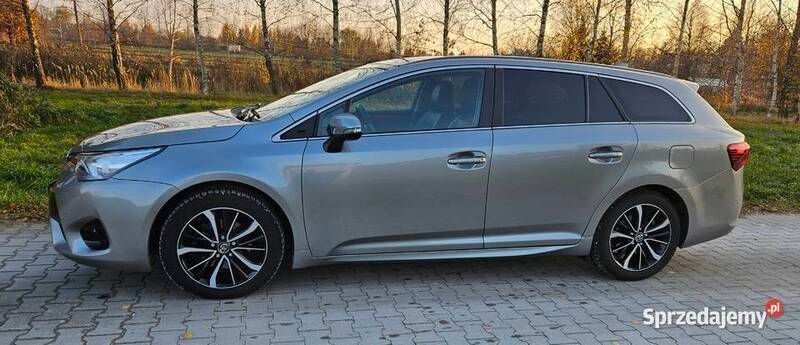 Szary Używany 2017 Toyota Avensis Kombi | 58 000 zł (Uczciwa cena) - Obraz 1/4