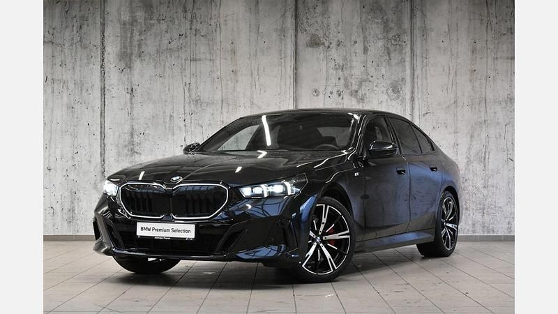 Czarny szafir metalizowany Używany 2025 BMW 520 Comfort Edition Sedan/Limuzyna | 279 700 zł (Uczciwa cena) - Obraz 1/3