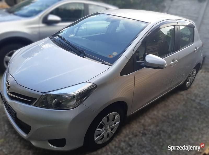 Używany Toyota Yaris 2013 Srebrny Hatchback