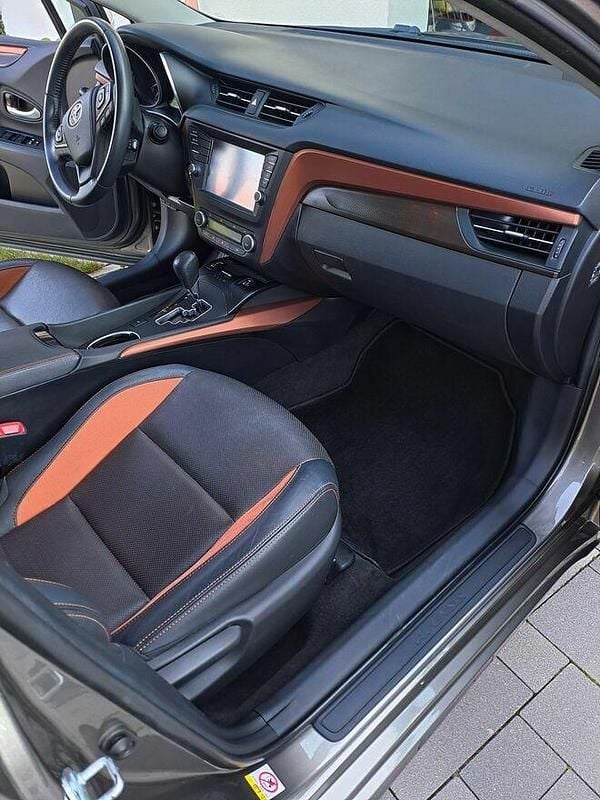 Używany Toyota Avensis 2016 Brązowobeżowy Kombi