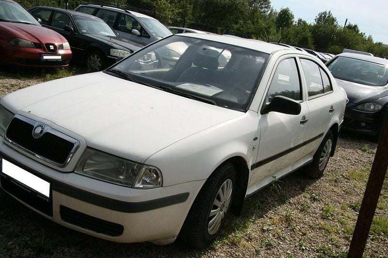 Biały Używany 2002 Skoda Octavia Sedan/Limuzyna | 3699 zł (Uczciwa cena) - Obraz 1/4