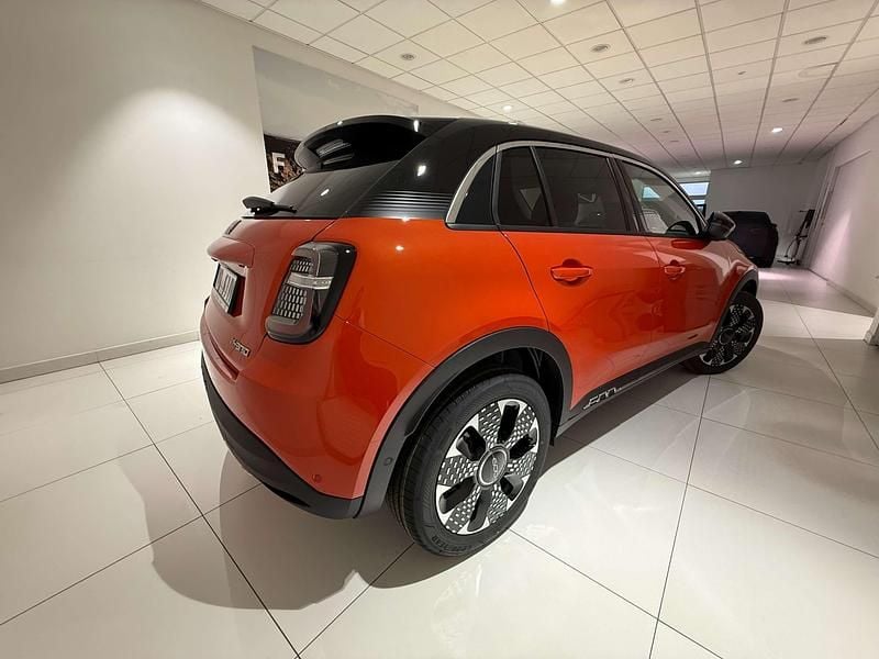 Nowe Fiat 600 La Prima 145 KM (106 kW) 2025 Lakier metalizowany zielony mare z dachem w kolorze czarny cinema Hatchback