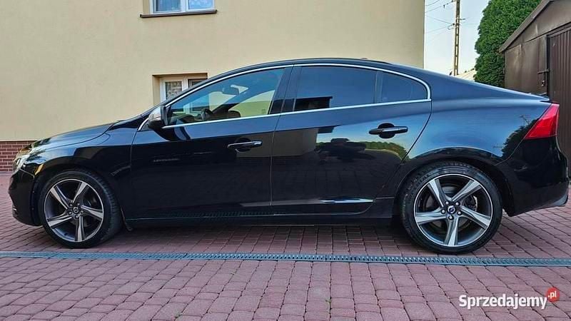Czarny Używany 2014 Volvo S60 R-Design Summum Sedan/Limuzyna | 41 500 zł (Uczciwa cena) - Obraz 1/4
