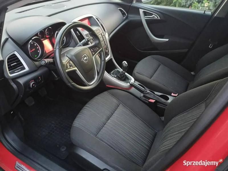 Używany Opel Astra 2010 Czerwony Sedan/Limuzyna