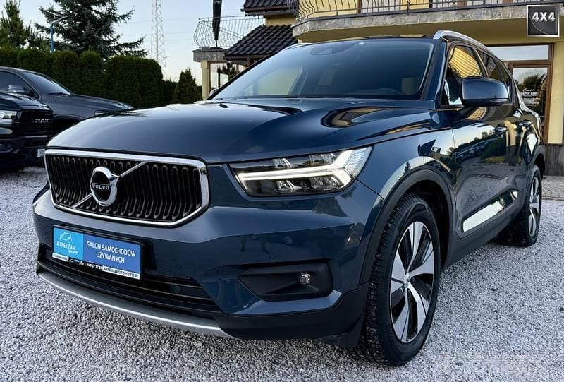 Grafitowy (metalik) Używany 2020 Volvo XC40 SUV | 95 900 zł (Dobra cena) - Obraz 1/4