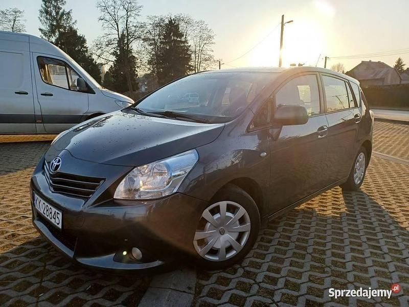 Szary Używany 2010 Toyota Verso Minivan | 19 900 zł (Uczciwa cena) - Obraz 1/4
