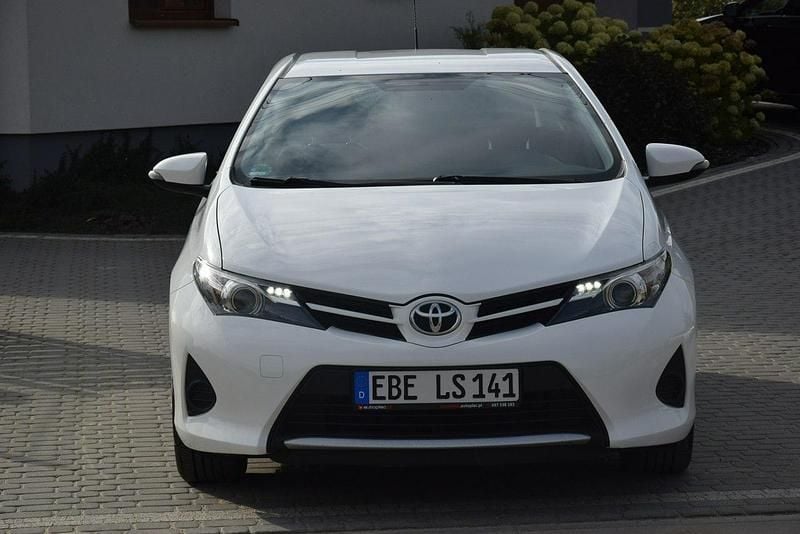 Używany Toyota Auris 100 KM (73 kW) 2015 Biały (metalik) Hatchback
