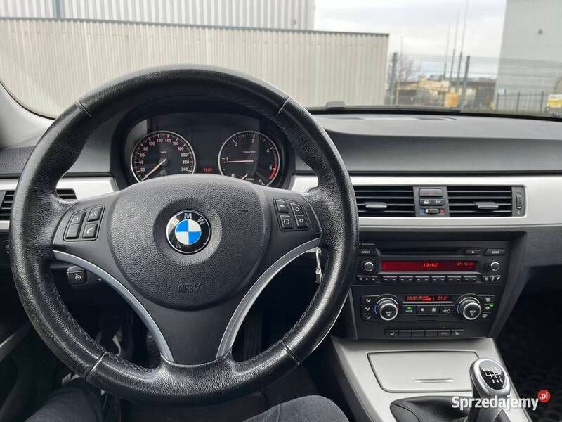 Czarny Używany 2008 BMW 318 Kombi | 15 500 zł (Uczciwa cena) - Obraz 1/4