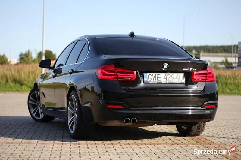 Używany BMW 330e Sport Line 2018 Czarny Sedan/Limuzyna