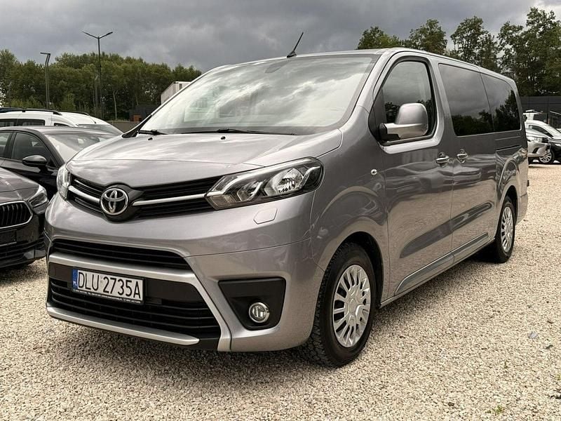 Szary Używany 2022 Toyota Proace Verso Kombi | 97 800 zł (Uczciwa cena) - Obraz 1/4